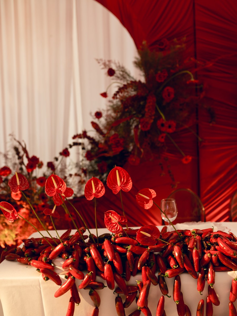 Myriam y Toño: Una celebración circular, roja y exquisita: cuando el arte y el amor se sientan a la mesa.